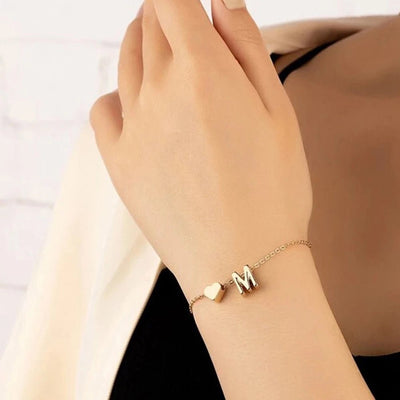 Personligt Graverat Armband med Hjärtdekor och Initialer