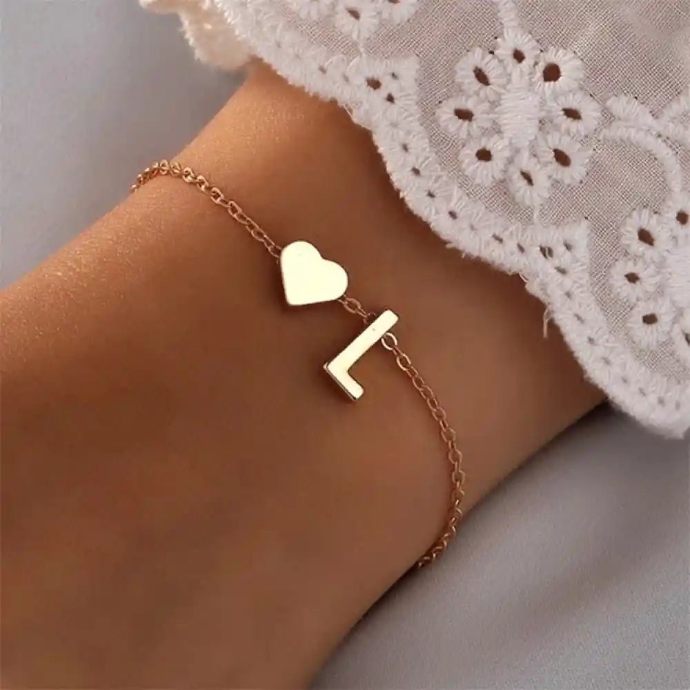 Personligt Graverat Armband med Hjärtdekor och Initialer